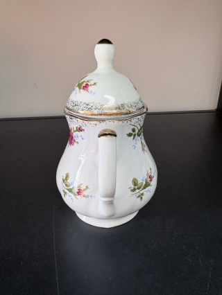 Porcelanowy czajniczek z różą