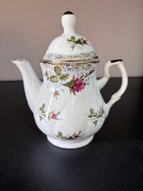 Porcelanowy czajniczek z różą