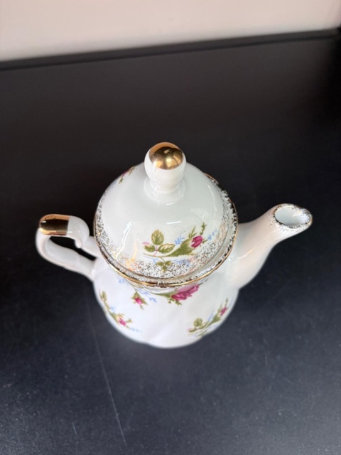 Porcelanowy czajniczek z różą