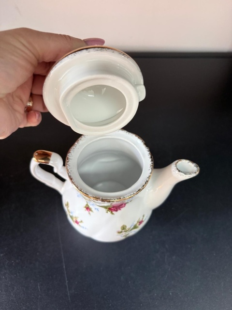 Porcelanowy czajniczek z różą