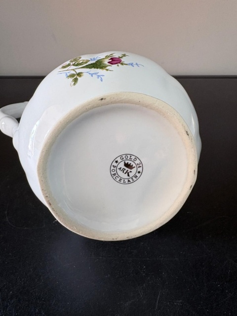 Porcelanowy czajniczek z różą