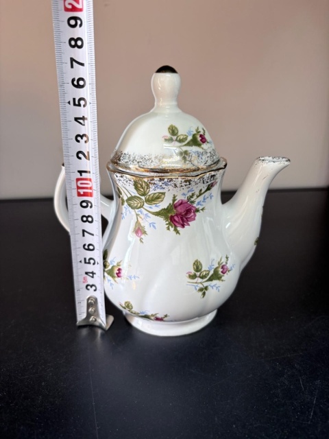 Porcelanowy czajniczek z różą