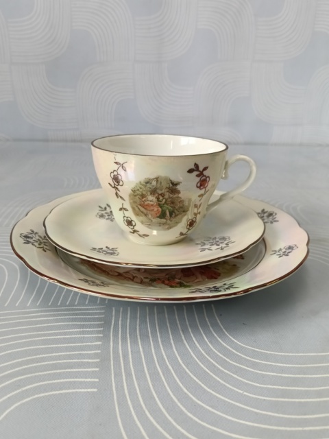 Iryzowane trio śniadaniowe porcelana Kahla