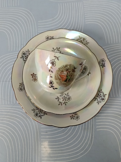 Iryzowane trio śniadaniowe porcelana Kahla