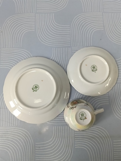 Iryzowane trio śniadaniowe porcelana Kahla