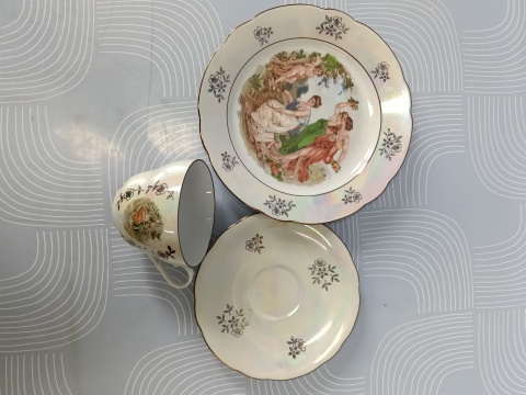 Iryzowane trio śniadaniowe porcelana Kahla