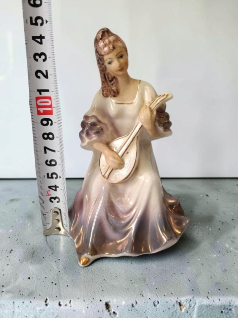 Kolekcjonerska figurka Dama z mandoliną Jan Jezela