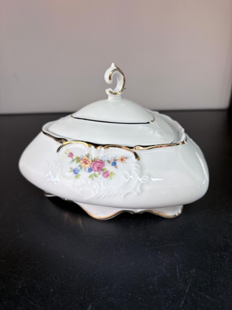 Porcelanowa trójkątna bombonierka Bogucice