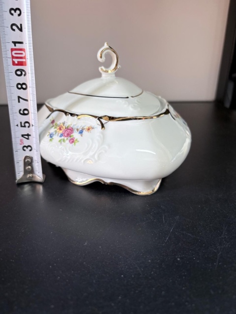 Porcelanowa trójkątna bombonierka Bogucice