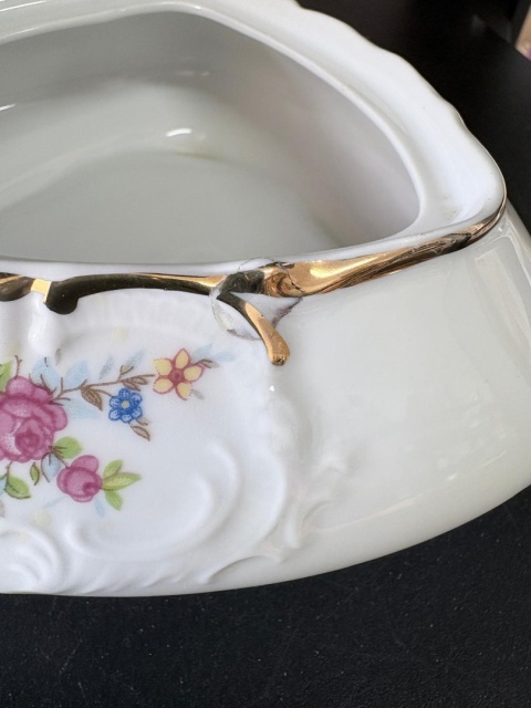 Porcelanowa trójkątna bombonierka Bogucice
