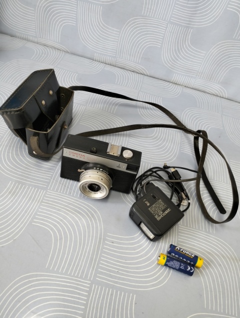 Stary aparat fotograficzny Smena 8M z lampą