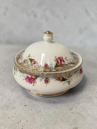 Piekna porcelanowa bombonierka Chodzież złota róża