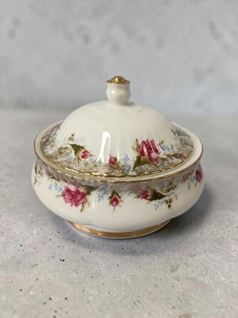Piekna porcelanowa bombonierka Chodzież złota róża