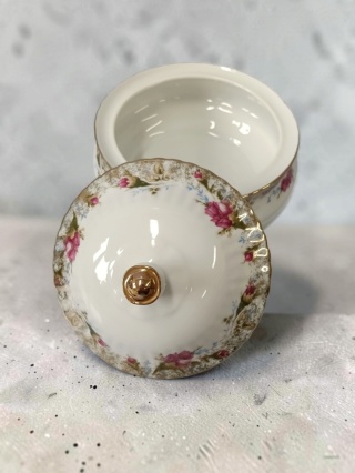 Piekna porcelanowa bombonierka Chodzież złota róża
