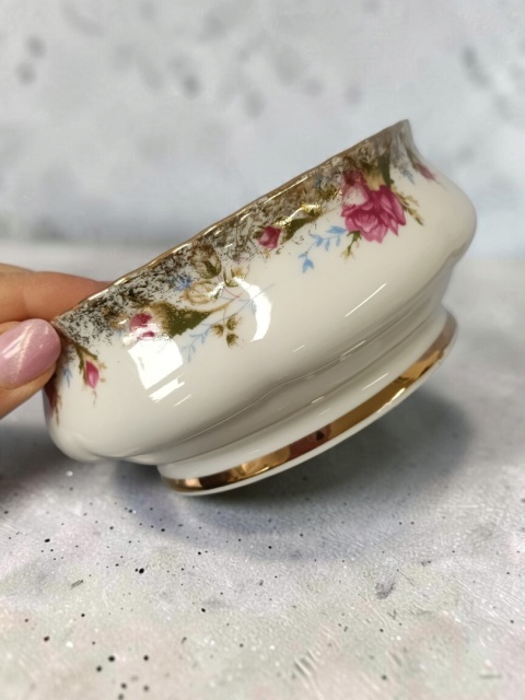 Piekna porcelanowa bombonierka Chodzież złota róża