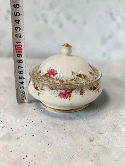 Piekna porcelanowa bombonierka Chodzież złota róża