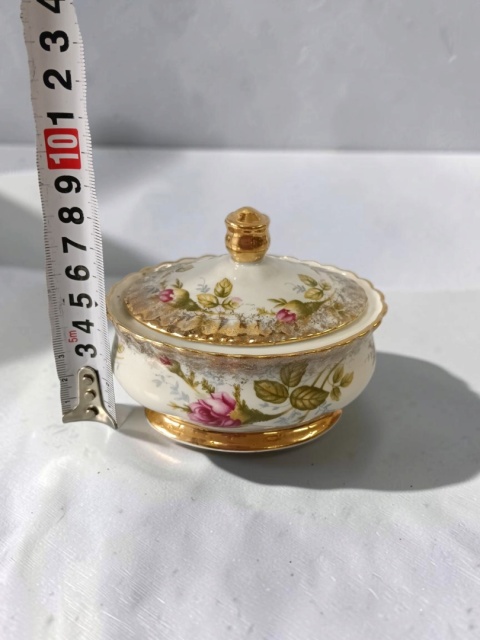 Porcelanowa cukierniczka Chodzież złota róża C1