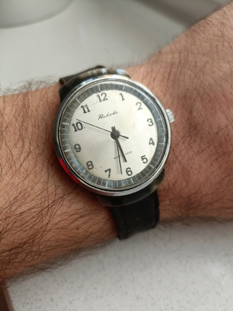 Stary zegarek nakręcany Raketa