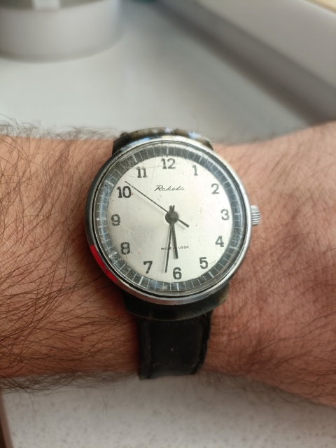 Stary zegarek nakręcany Raketa