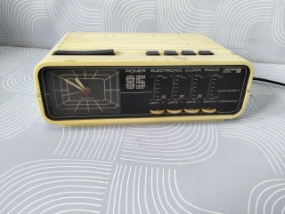Radio z budzikiem Pioner 85