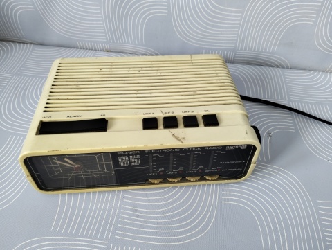 Radio z budzikiem Pioner 85