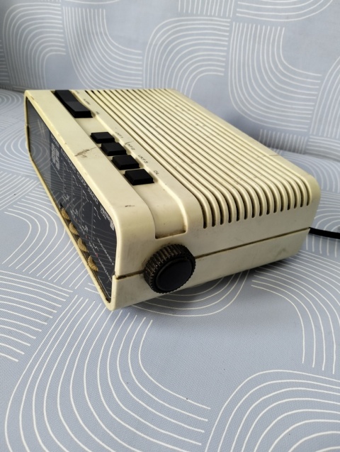 Radio z budzikiem Pioner 85