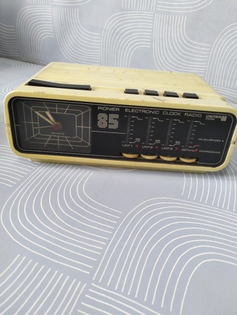 Radio z budzikiem Pioner 85
