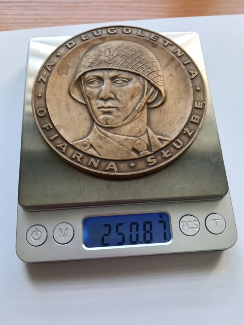 Medal duży z brązu za długoletnią służbę.
