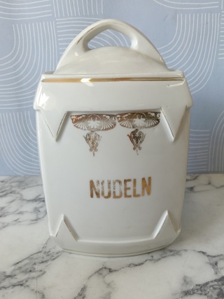 Stary pojemnik na nudle