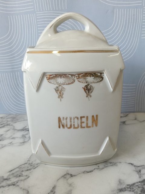 Stary pojemnik na nudle