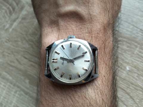 Stary zegarek nakręcany Raketa