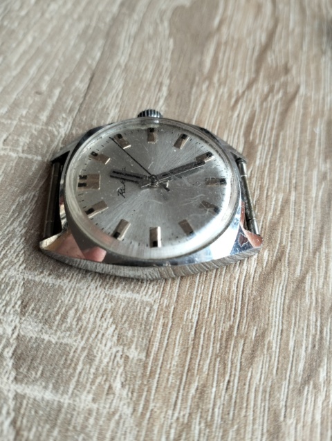 Stary zegarek nakręcany Raketa