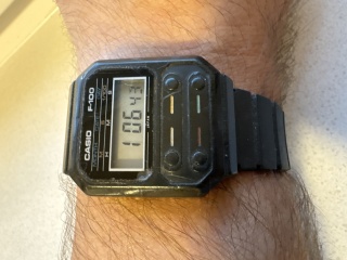 Stary zegarek elektroniczny Casio F-100 unikat