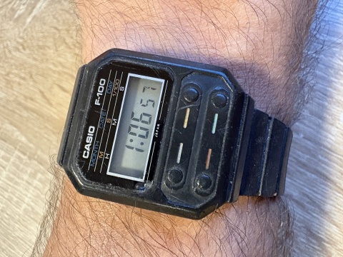 Stary zegarek elektroniczny Casio F-100 unikat