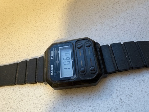 Stary zegarek elektroniczny Casio F-100 unikat