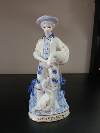 Figurka porcelanowa chłopiec z gęsią