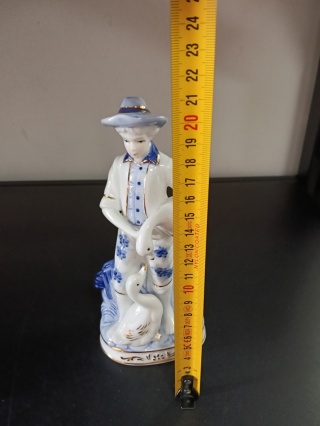 Figurka porcelanowa chłopiec z gęsią