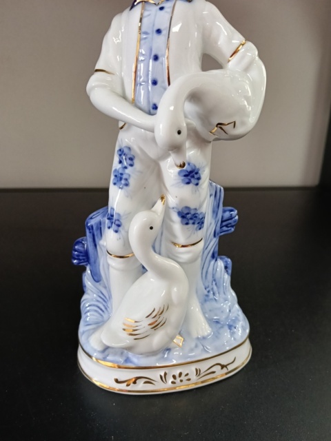 Figurka porcelanowa chłopiec z gęsią