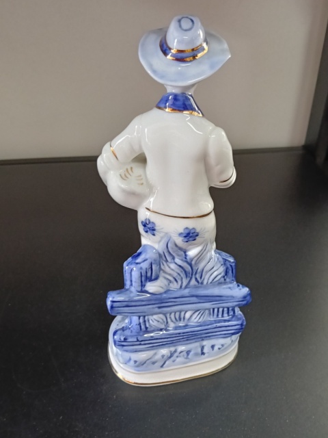 Figurka porcelanowa chłopiec z gęsią