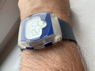 Stary zegarek elektroniczny z pulsometrem
