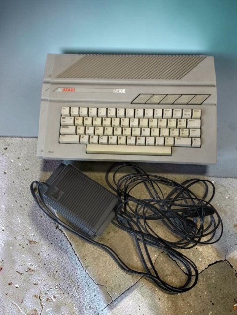 Komputer Atari 65xe z zasilaczem