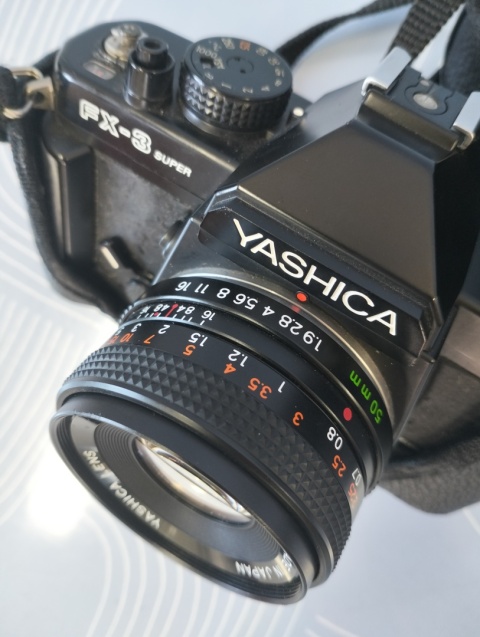 Stary aparat fotograficzny Yashica obiektyw super stan