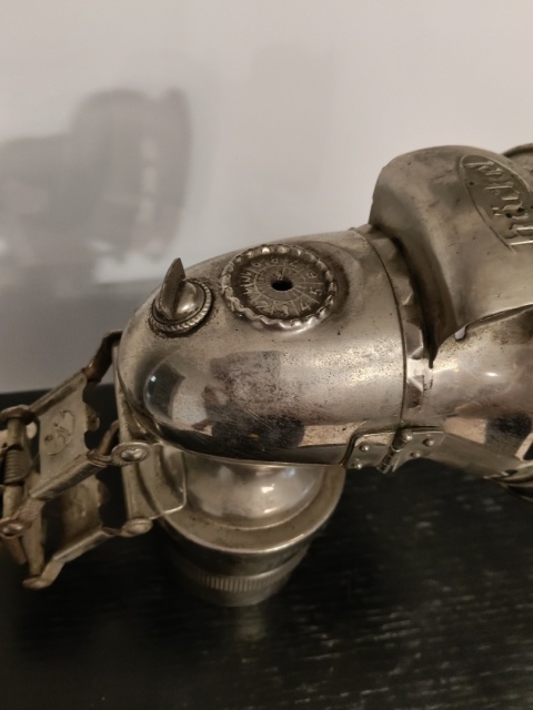 Zabytkowa lampka karbidowa rowerowa