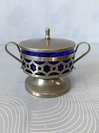 Kobaltowa cukiernica vintage w metalowej oprawie