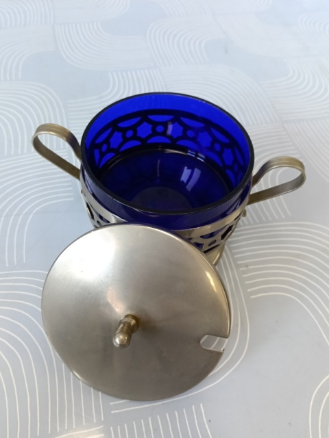 Kobaltowa cukiernica vintage w metalowej oprawie