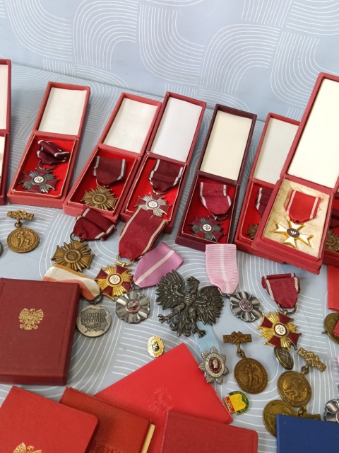 Legitymacje przypinki medale całość