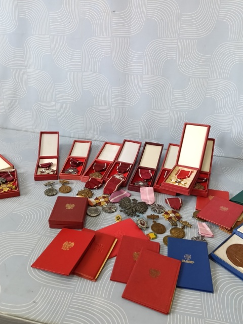 Legitymacje przypinki medale całość