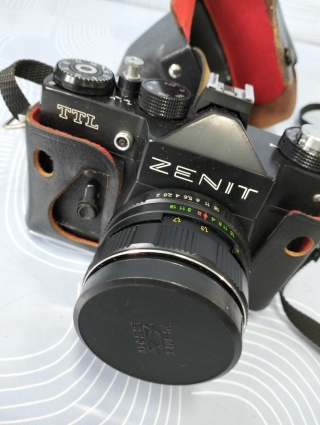 Stary aparat fotograficzny z obiektywem