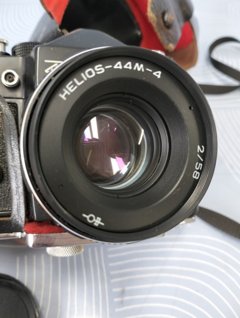 Stary aparat fotograficzny z obiektywem
