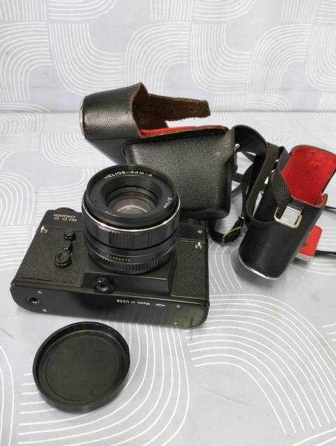 Stary aparat fotograficzny z obiektywem
